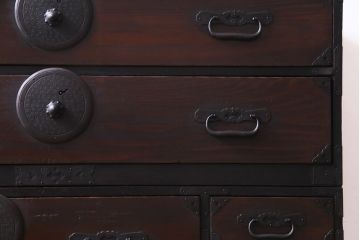 アンティーク家具　和製アンティーク　古い木の味わいと重厚感のある金具が魅力的な最上箪笥(衣装箪笥、和タンス)