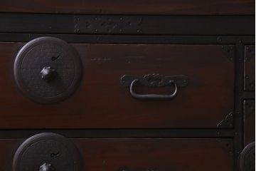 アンティーク家具　和製アンティーク　古い木の味わいと重厚感のある金具が魅力的な最上箪笥(衣装箪笥、和タンス)