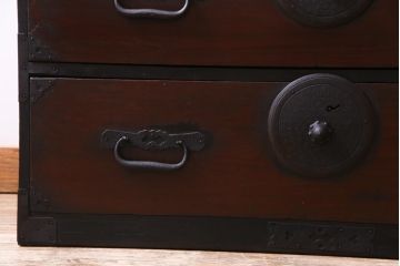 アンティーク家具　和製アンティーク　古い木の味わいと重厚感のある金具が魅力的な最上箪笥(衣装箪笥、和タンス)