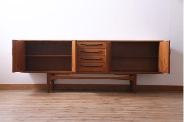 ヴィンテージ家具　北欧ビンテージ　チーク材　G-plan(ジープラン)　スタイリッシュなデザインのサイドボード(サイドキャビネット)