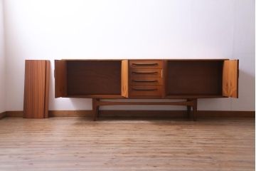 ヴィンテージ家具　北欧ビンテージ　チーク材　G-plan(ジープラン)　スタイリッシュなデザインのサイドボード(サイドキャビネット)