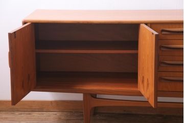 ヴィンテージ家具　北欧ビンテージ　チーク材　G-plan(ジープラン)　スタイリッシュなデザインのサイドボード(サイドキャビネット)