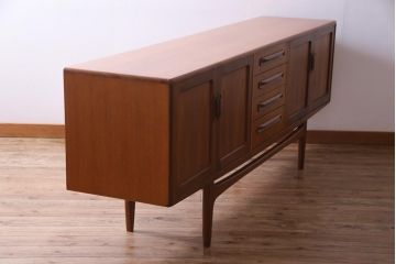 ヴィンテージ家具　北欧ビンテージ　チーク材　G-plan(ジープラン)　スタイリッシュなデザインのサイドボード(サイドキャビネット)