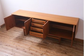 ヴィンテージ家具　北欧ビンテージ　チーク材　G-plan(ジープラン)　スタイリッシュなデザインのサイドボード(サイドキャビネット)