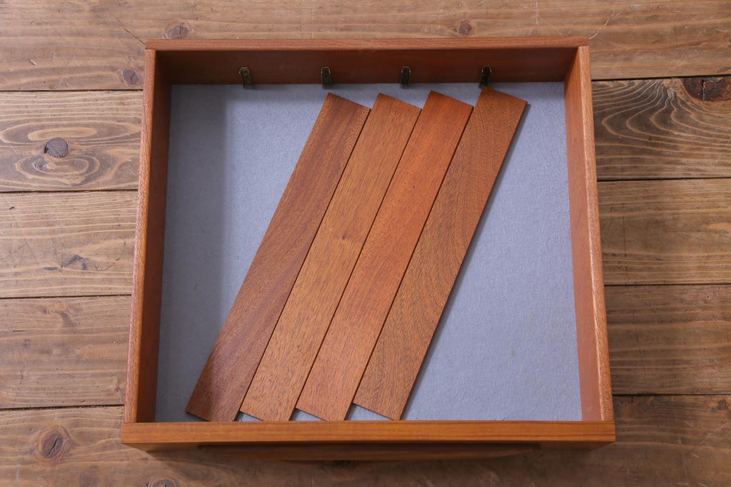 ヴィンテージ家具　北欧ビンテージ　チーク材　G-plan(ジープラン)　スタイリッシュなデザインのサイドボード(サイドキャビネット)