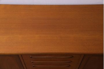 ヴィンテージ家具　北欧ビンテージ　チーク材　G-plan(ジープラン)　スタイリッシュなデザインのサイドボード(サイドキャビネット)