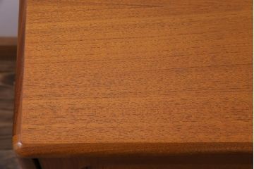 ヴィンテージ家具　北欧ビンテージ　チーク材　G-plan(ジープラン)　スタイリッシュなデザインのサイドボード(サイドキャビネット)