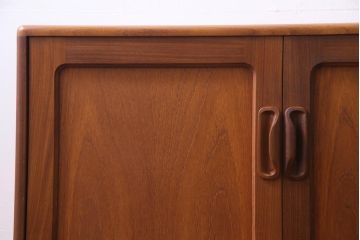 ヴィンテージ家具　北欧ビンテージ　チーク材　G-plan(ジープラン)　スタイリッシュなデザインのサイドボード(サイドキャビネット)