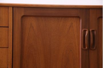 ヴィンテージ家具　北欧ビンテージ　チーク材　G-plan(ジープラン)　スタイリッシュなデザインのサイドボード(サイドキャビネット)