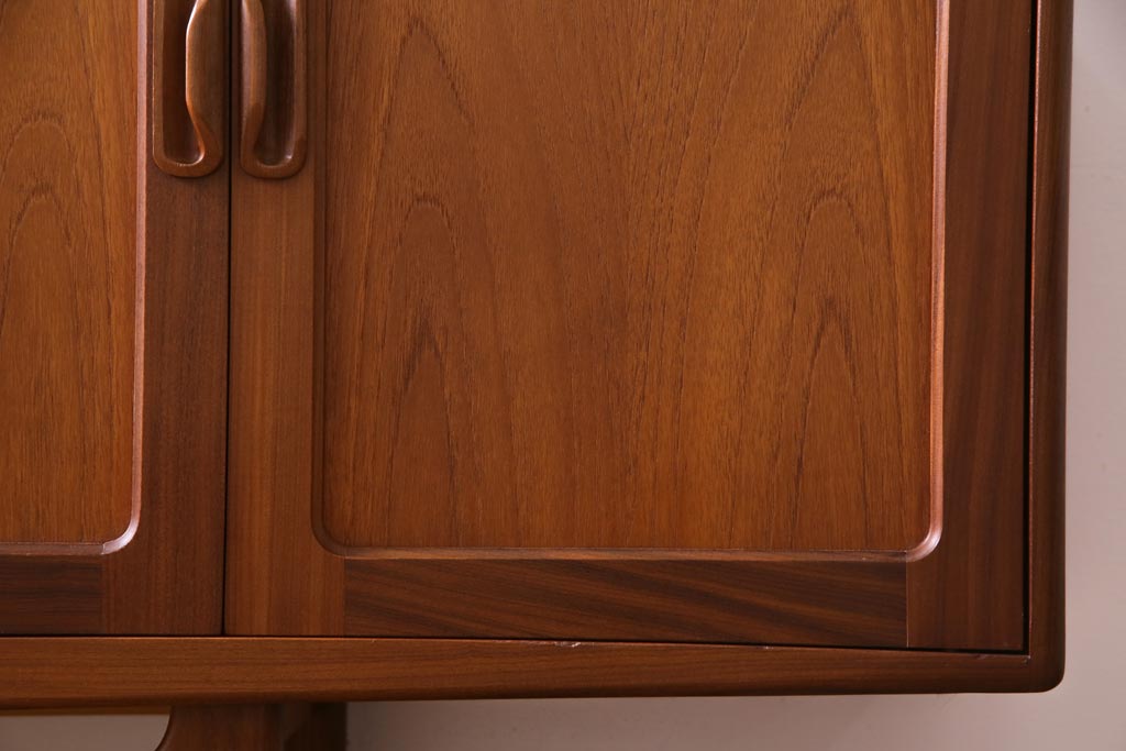 ヴィンテージ家具　北欧ビンテージ　チーク材　G-plan(ジープラン)　スタイリッシュなデザインのサイドボード(サイドキャビネット)