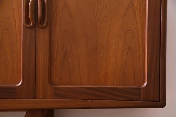 ヴィンテージ家具　北欧ビンテージ　チーク材　G-plan(ジープラン)　スタイリッシュなデザインのサイドボード(サイドキャビネット)