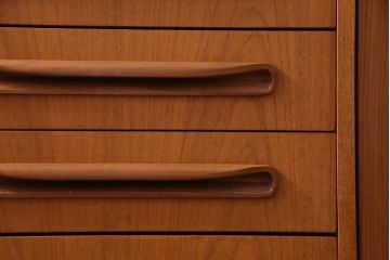 ヴィンテージ家具　北欧ビンテージ　チーク材　G-plan(ジープラン)　スタイリッシュなデザインのサイドボード(サイドキャビネット)