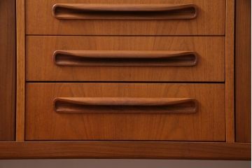 ヴィンテージ家具　北欧ビンテージ　チーク材　G-plan(ジープラン)　スタイリッシュなデザインのサイドボード(サイドキャビネット)