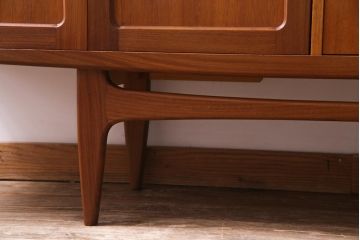 ヴィンテージ家具　北欧ビンテージ　チーク材　G-plan(ジープラン)　スタイリッシュなデザインのサイドボード(サイドキャビネット)