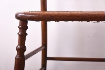アンティーク雑貨　ジャンク品　イギリスアンティーク　細かなデザインが美しいチェア型飾り台(ディスプレイ)