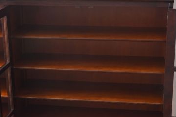 中古　北海道民芸家具　OM168特注品　カバ材の木目が美しい収納棚(食器棚、カップボード)(定価約90万円〜)