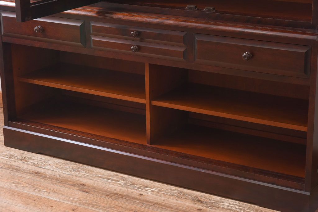 中古　北海道民芸家具　OM168特注品　カバ材の木目が美しい収納棚(食器棚、カップボード)(定価約90万円〜)