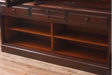 中古　北海道民芸家具　OM168特注品　カバ材の木目が美しい収納棚(食器棚、カップボード)(定価約90万円〜)