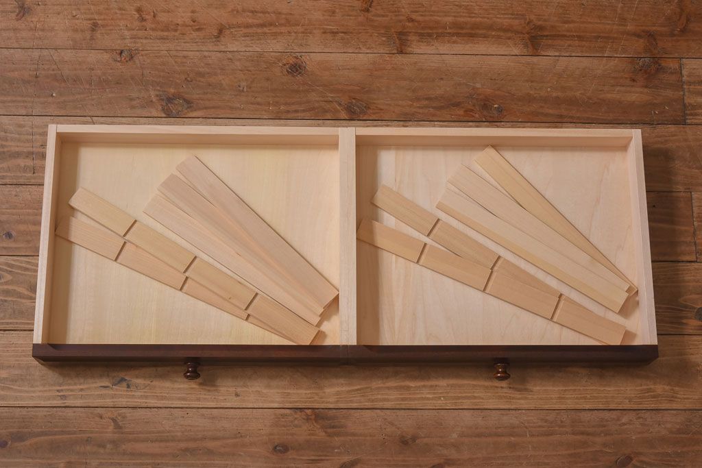 中古　北海道民芸家具　OM168特注品　カバ材の木目が美しい収納棚(食器棚、カップボード)(定価約90万円〜)