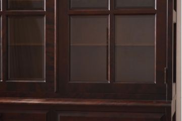 中古　北海道民芸家具　OM168特注品　カバ材の木目が美しい収納棚(食器棚、カップボード)(定価約90万円〜)