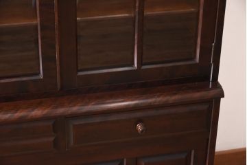 中古　北海道民芸家具　OM168特注品　カバ材の木目が美しい収納棚(食器棚、カップボード)(定価約90万円〜)