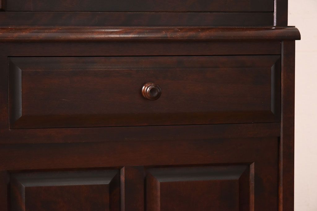 中古　北海道民芸家具　OM168特注品　カバ材の木目が美しい収納棚(食器棚、カップボード)(定価約90万円〜)