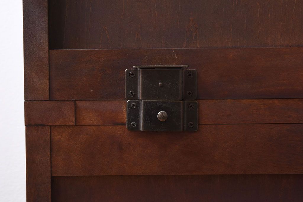 中古　北海道民芸家具　OM168特注品　カバ材の木目が美しい収納棚(食器棚、カップボード)(定価約90万円〜)