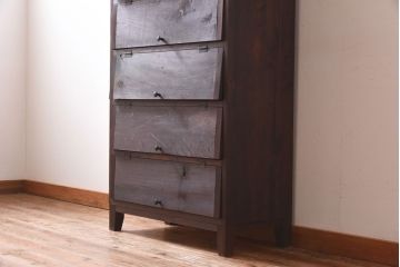 リメイク家具　前面松材　古材の風合いが味わい深いパタパタ扉の脚付きキャビネット(7段タイプ)(戸棚、下駄箱、収納棚)