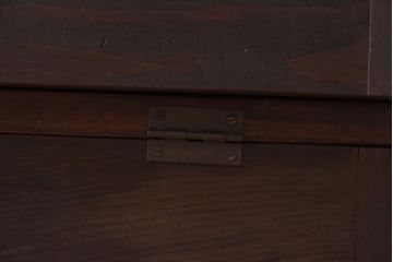 リメイク家具　前面松材　古材の風合いが味わい深いパタパタ扉の脚付きキャビネット(7段タイプ)(戸棚、下駄箱、収納棚)