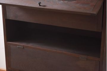 リメイク家具　前面松材　古材の風合いが味わい深いパタパタ扉の脚付きキャビネット(7段タイプ)(戸棚、下駄箱、収納棚)
