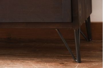 リメイク家具　前面松材　古材の風合いが味わい深いパタパタ扉の鉄脚付きキャビネット(7段タイプ)(戸棚、下駄箱、収納棚)(1)