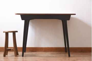 ヴィンテージ家具　北欧ビンテージ　チーク材　ブラックの脚がクールなエクステンションテーブル(ドローリーフテーブル、ダイニングテーブル)