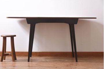 ヴィンテージ家具　北欧ビンテージ　チーク材　ブラックの脚がクールなエクステンションテーブル(ドローリーフテーブル、ダイニングテーブル)