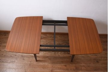ヴィンテージ家具　北欧ビンテージ　チーク材　ブラックの脚がクールなエクステンションテーブル(ドローリーフテーブル、ダイニングテーブル)