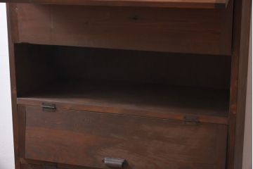 リメイク家具　前面松材　古材の風合いが味わい深いパタパタ扉の脚付きキャビネット(7段タイプ)(戸棚、下駄箱、収納棚)(1)