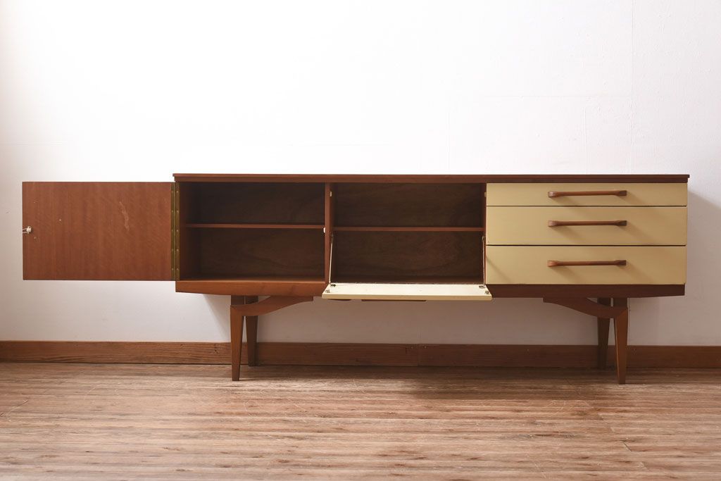 ヴィンテージ家具　北欧ビンテージ　チーク材　ユニークなデザインが目を引くペイントサイドボード(リビングボード)