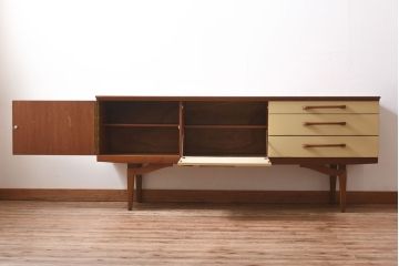 ヴィンテージ家具　北欧ビンテージ　チーク材　ユニークなデザインが目を引くペイントサイドボード(リビングボード)