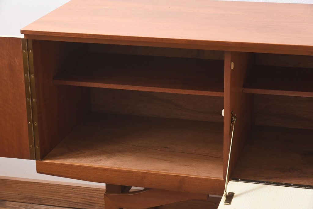 ヴィンテージ家具　北欧ビンテージ　チーク材　ユニークなデザインが目を引くペイントサイドボード(リビングボード)