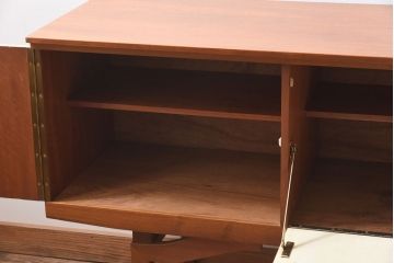 ヴィンテージ家具　北欧ビンテージ　チーク材　ユニークなデザインが目を引くペイントサイドボード(リビングボード)