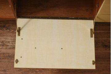 ヴィンテージ家具　北欧ビンテージ　チーク材　ユニークなデザインが目を引くペイントサイドボード(リビングボード)