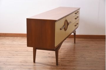 ヴィンテージ家具　北欧ビンテージ　チーク材　ユニークなデザインが目を引くペイントサイドボード(リビングボード)