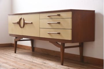 ヴィンテージ家具　北欧ビンテージ　チーク材　ユニークなデザインが目を引くペイントサイドボード(リビングボード)