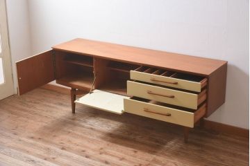 ヴィンテージ家具　北欧ビンテージ　チーク材　ユニークなデザインが目を引くペイントサイドボード(リビングボード)