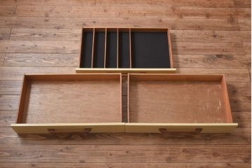 ヴィンテージ家具　北欧ビンテージ　チーク材　ユニークなデザインが目を引くペイントサイドボード(リビングボード)