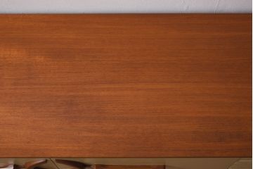 ヴィンテージ家具　北欧ビンテージ　チーク材　ユニークなデザインが目を引くペイントサイドボード(リビングボード)