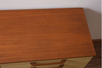 ヴィンテージ家具　北欧ビンテージ　チーク材　ユニークなデザインが目を引くペイントサイドボード(リビングボード)