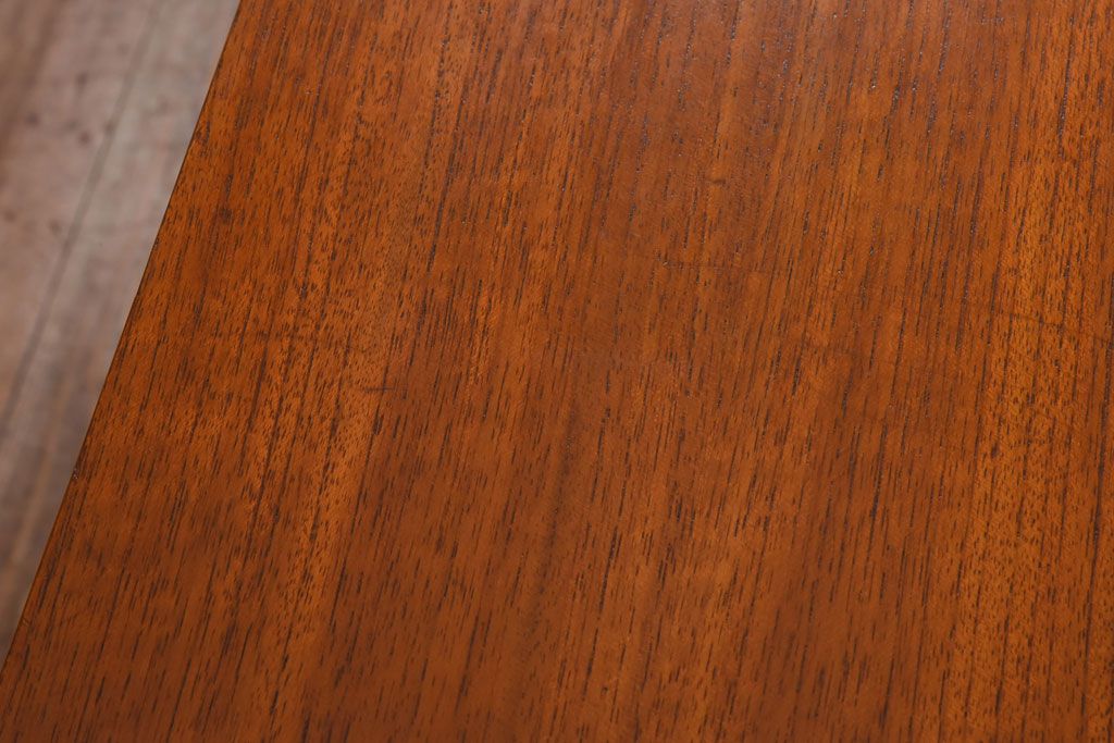 ヴィンテージ家具　北欧ビンテージ　チーク材　ユニークなデザインが目を引くペイントサイドボード(リビングボード)