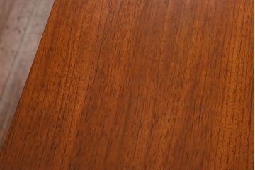 ヴィンテージ家具　北欧ビンテージ　チーク材　ユニークなデザインが目を引くペイントサイドボード(リビングボード)