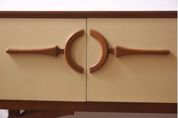 ヴィンテージ家具　北欧ビンテージ　チーク材　ユニークなデザインが目を引くペイントサイドボード(リビングボード)