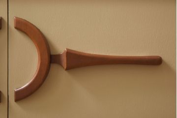 ヴィンテージ家具　北欧ビンテージ　チーク材　ユニークなデザインが目を引くペイントサイドボード(リビングボード)